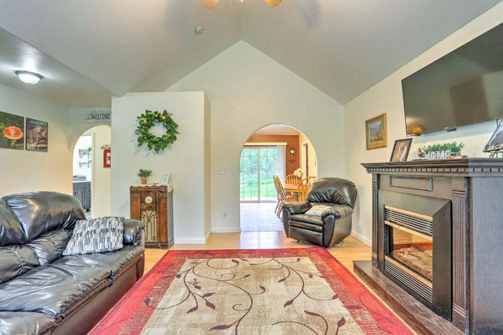 Charming Wasilla Retreat Walk to Lake Lalen!